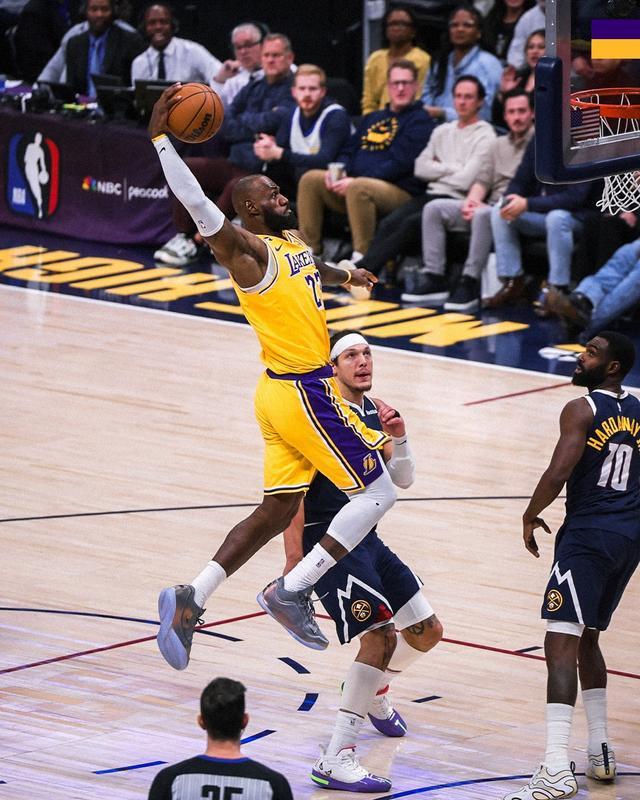 半岛体育app下载-准三双+末节单臂战斧暴扣，詹姆斯15中8得19分9板8助，正负值+13