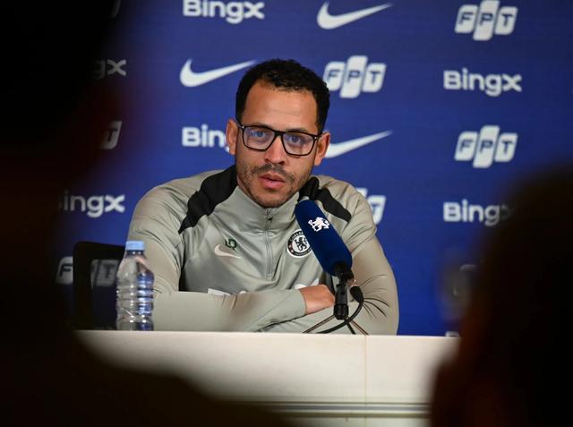 半岛体育app下载-迪尼：罗塞尼尔总想保持优雅得体的形象，这无法获得球迷拥戴