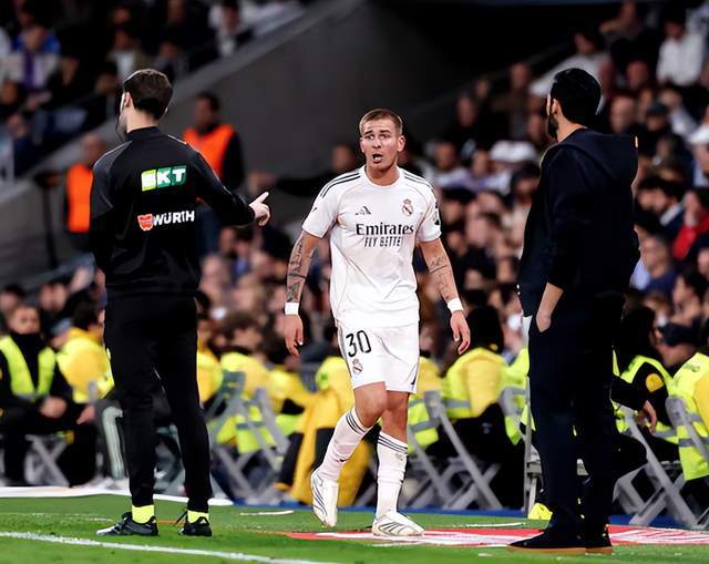 半岛体育-6场仅出战42分钟！皇马18岁前锋又沦为替补 骂裁判禁赛2场